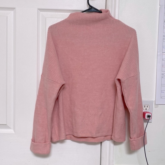 H&M soft pink sweater. - Picture 1 of 2